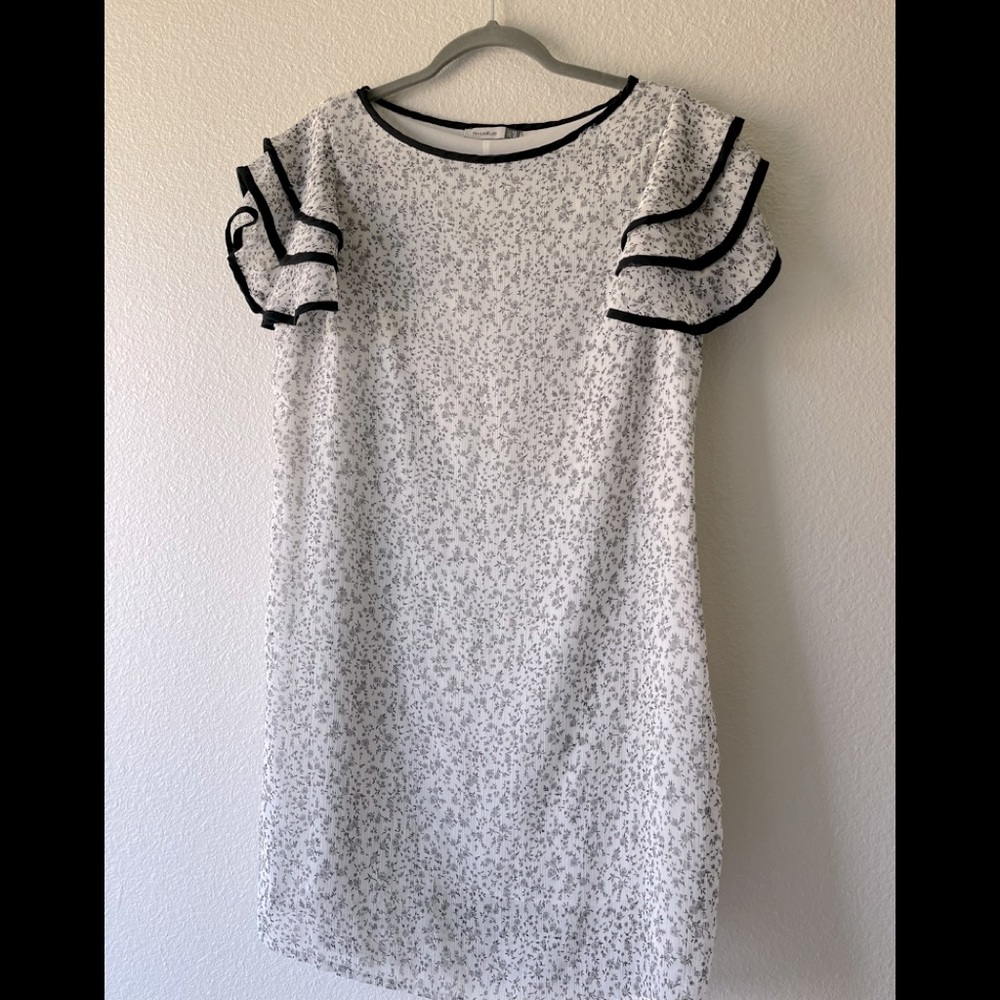 (3 for $19) Beautiful summer floral ruffle midi dress. Size M